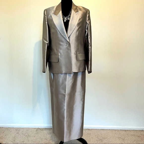 Vintage Silver elegant formal 2-piece skirt suit. Structured jacket. Size 6 - Picture 2 of 12